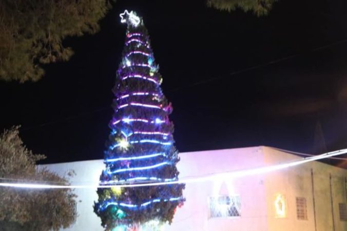 تزين مداخل الكنائس في مدينة الكرك ابتهاجاً بعيد الميلاد المجيد