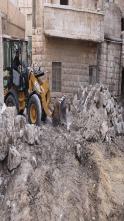 حملة تنظيف للأبنية القديمة و الأيلة للسقوط داخل مدينة الكرك
